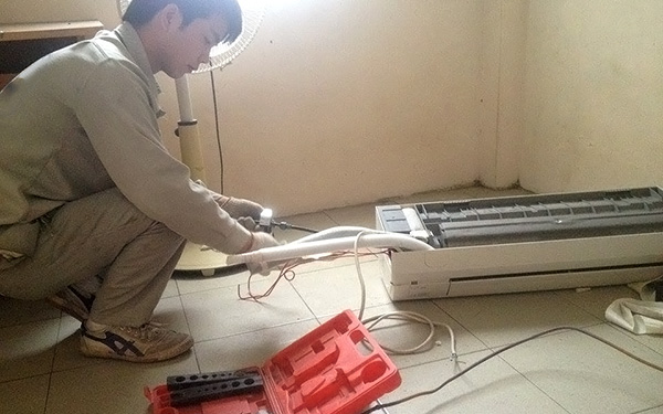 Kết nối ống đồng trước vào dàn lạnh giúp lắp đặt dễ dàng , nhanh chóng hơn